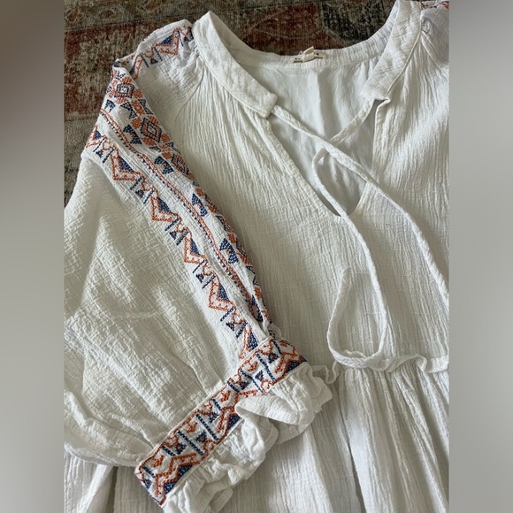 En Creme White Mini Dress with Embroidered Sleeves - Picture 3 of 6